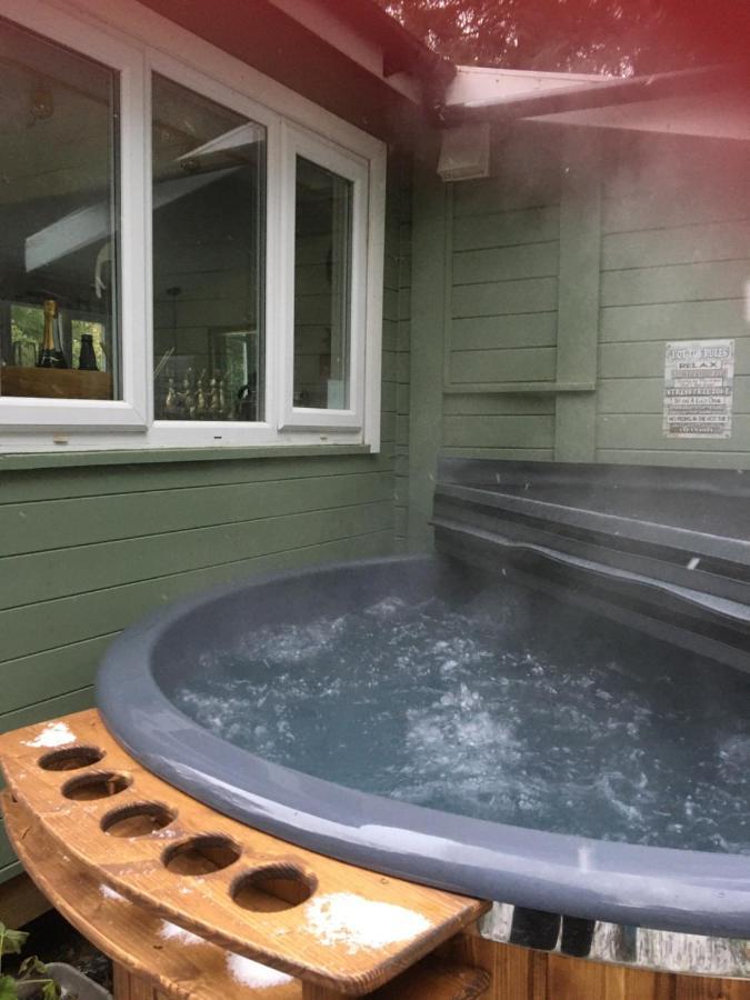 Woodland With Private Wood-fired Hot-tub Lodge *